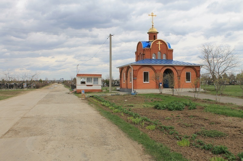 За две недели на городские кладбища Волгодонска завезут 580 тонн песка