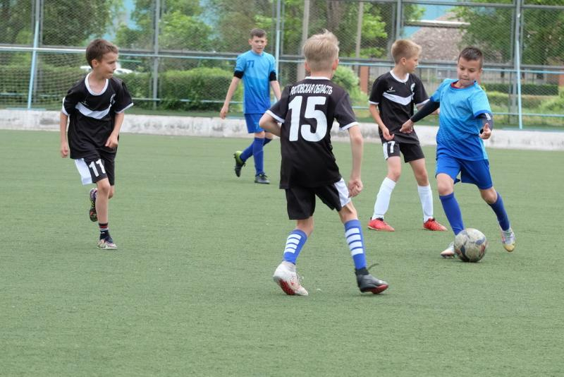 Две команды юных спортсменов из Волгодонска стали призерами традиционного турнира по футболу