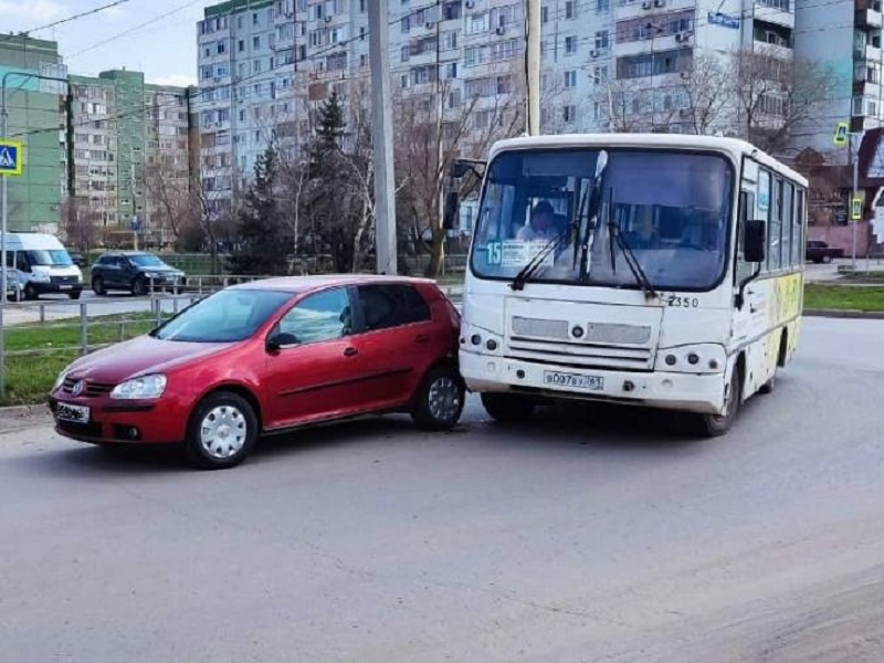 На Гагарина автобус с пассажирами столкнулся с легковушкой