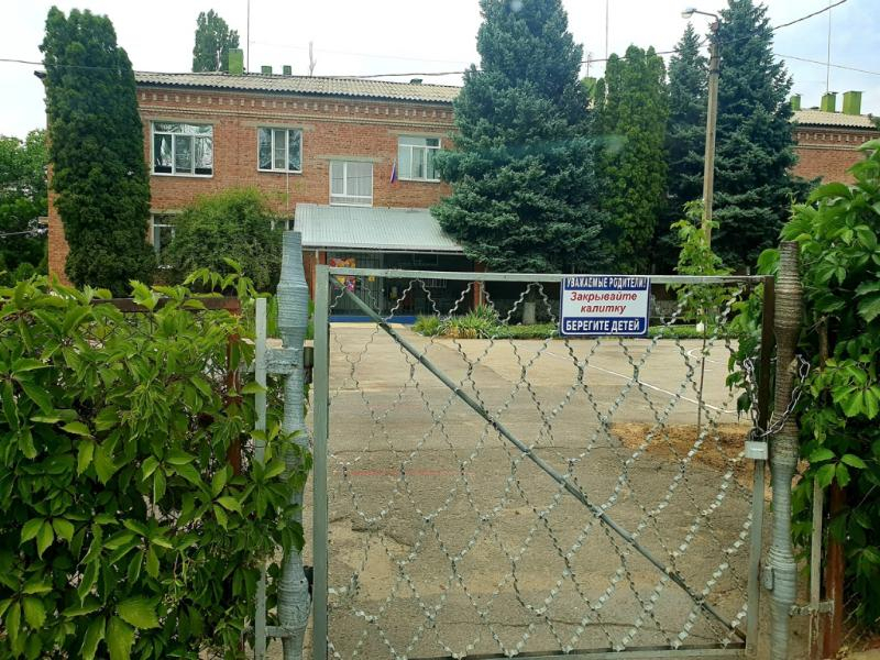 В школы и сады Волгодонска введут охранников в бронежилетах и с резиновыми дубинками