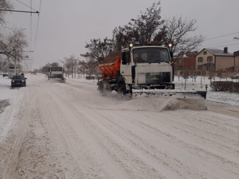 12 коммунальных машин были выведены на дороги Волгодонска для уборки снега
