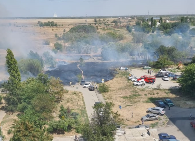 Трава загорелась в опасной близости от машин и детского сада в Волгодонске