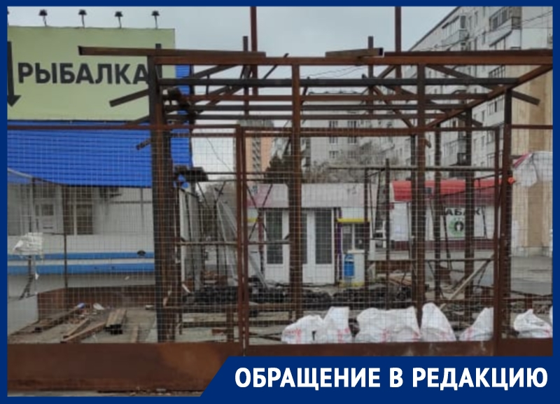 «Неужели очередной ларек?»: волгодонцы недовольны возведением нового здания на Комсомольской площади