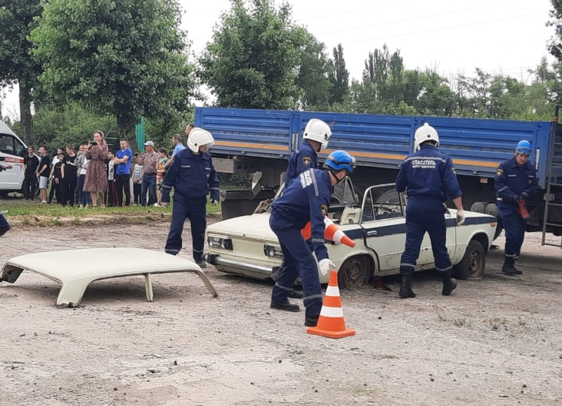 Двух зажатых в салоне автомобиля пострадавших извлекли спасатели в Волгодонске