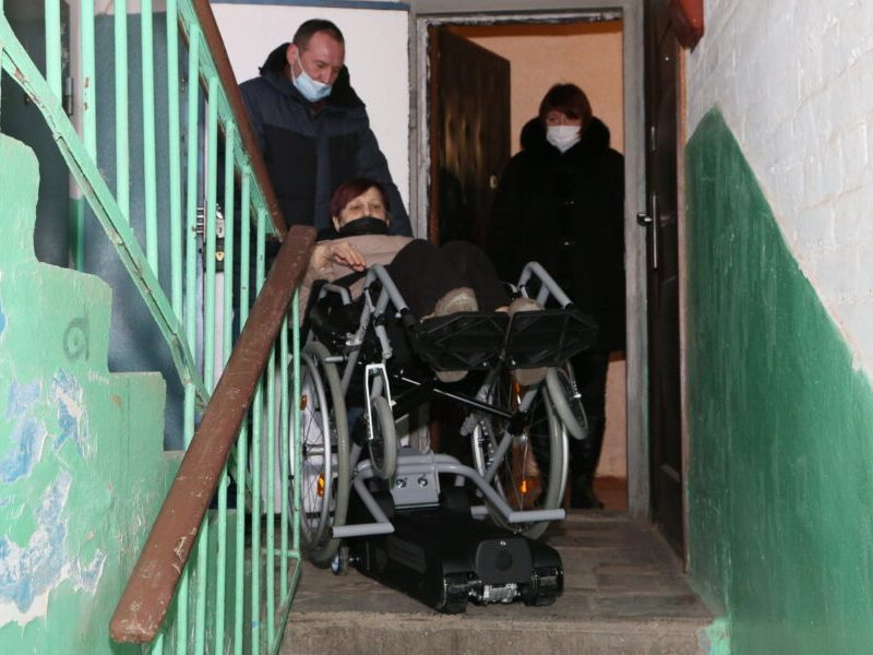 В Волгодонске инвалидам приобрели ступенькоход для спуска в местах без пандусов