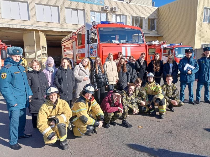 Проникнуться работой пожарных и примерить боевую одежду смогли школьники из Волгодонска