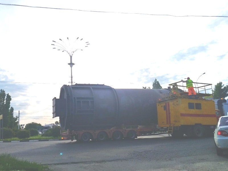 Транспортировка «огромной бочки» вызвала грандиозную пробку на въезде в Волгодонск