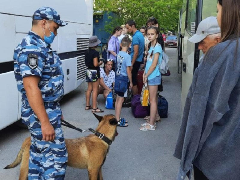 В дорогу к Азовскому морю школьников из Волгодонска проводил дружелюбный служебный пес