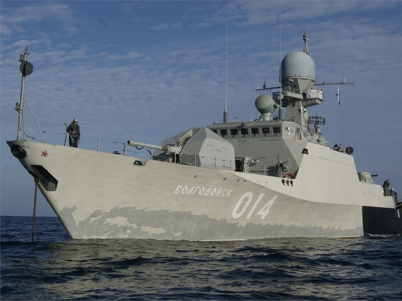 «Волгодонск» принял участие в военно-морском параде в День ВМФ