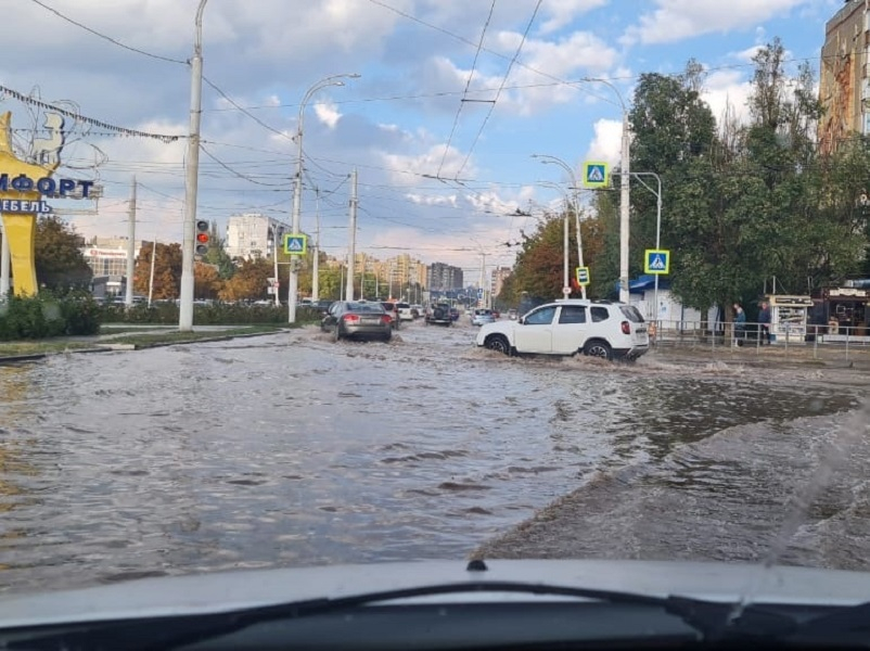 Центральные улицы Волгодонска затопило после сильного дождя
