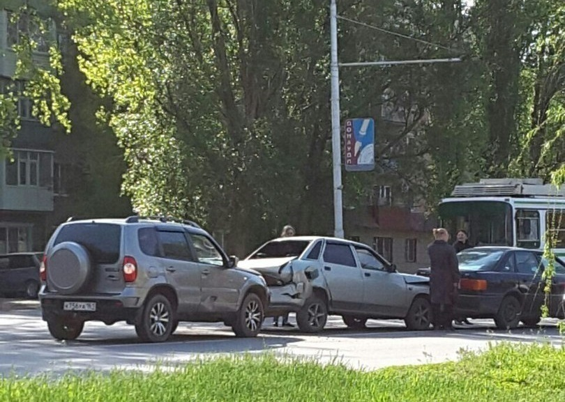 В Волгодонске на глазах у сотрудников ГИБДД произошло тройное ДТП