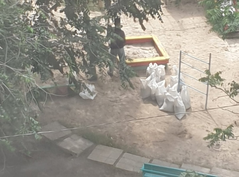 В Волгодонске среди бела дня мужчины с лопатами украли песок из детской песочницы