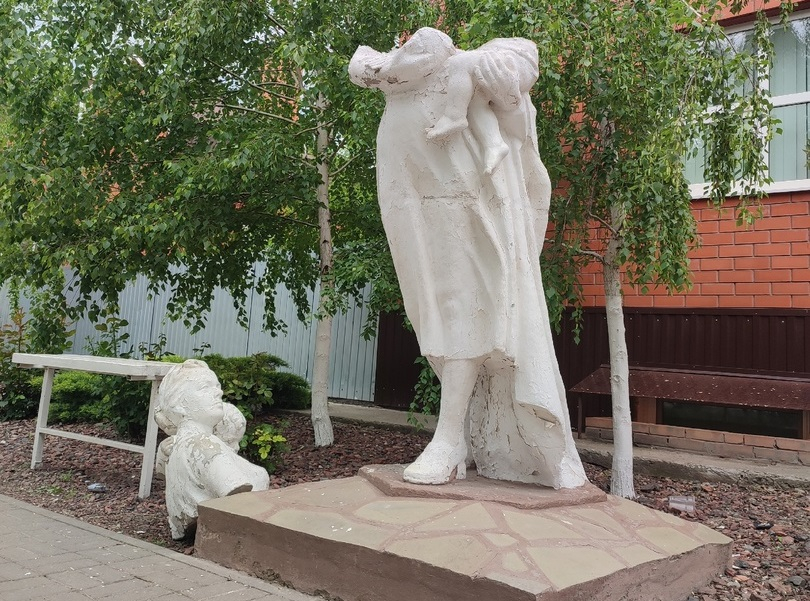 Вандалы обезглавили памятник матери в Волгодонске