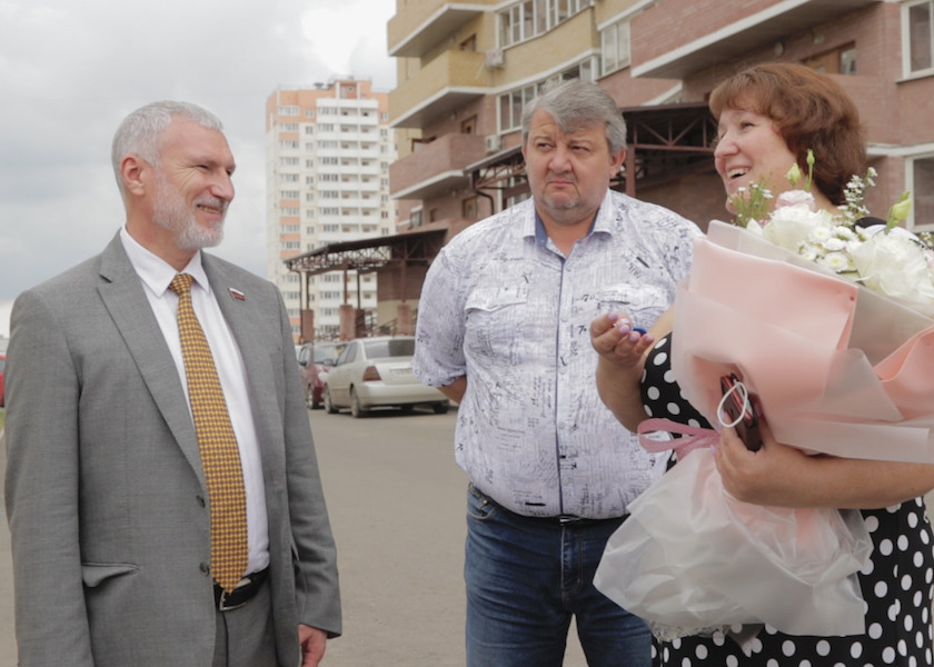 В ходе рабочего визита в Ростов депутат Алексей Журавлев посетил семью, которой помог получить новую квартиру