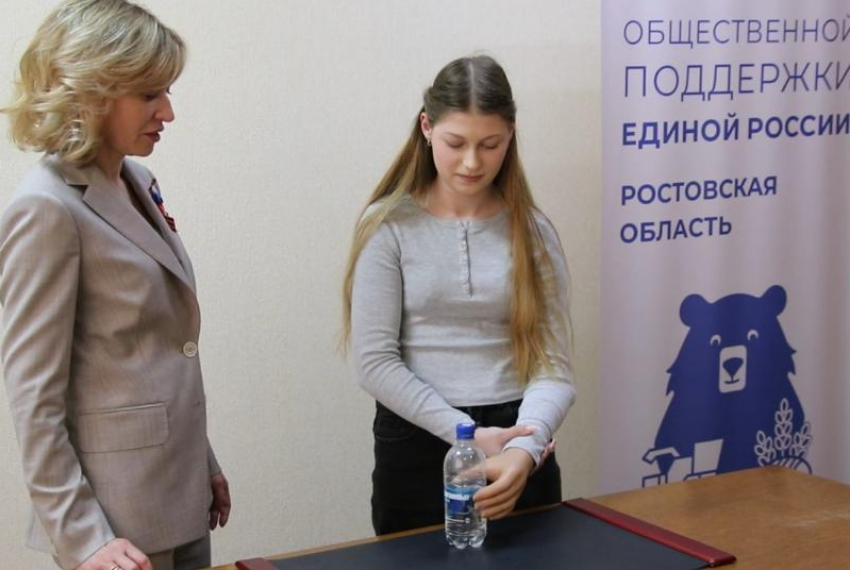 Жить с двумя руками учится девочка на Дону: добрая история юной Виктории о большой победе 
