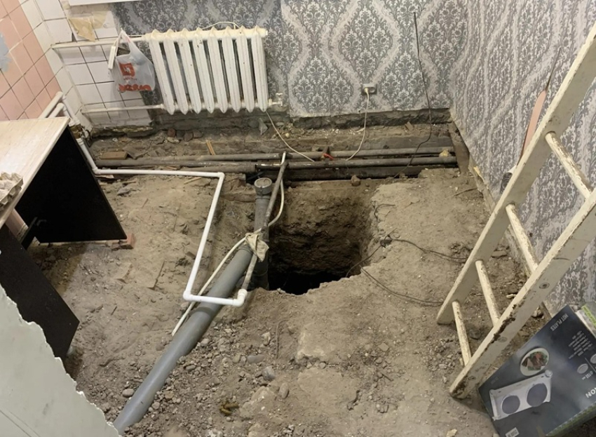 «Обследуем!»: в Водоканале прокомментировали ситуацию в доме, где посреди квартиры вскрыли наполненный дерьмом колодец