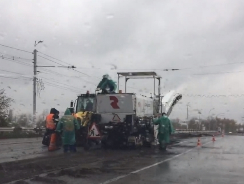 В Волгодонске на «пятом», несмотря на дождь, вовсю идет ремонт дорог 