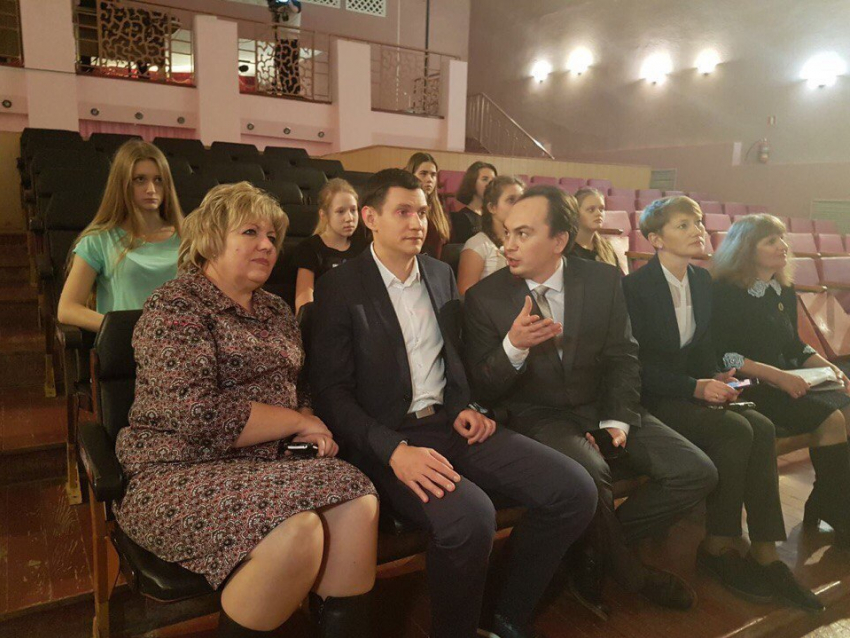 Министр культуры области Владимир Бабин побывал на репетиции спектакля в драмтеатре Волгодонска