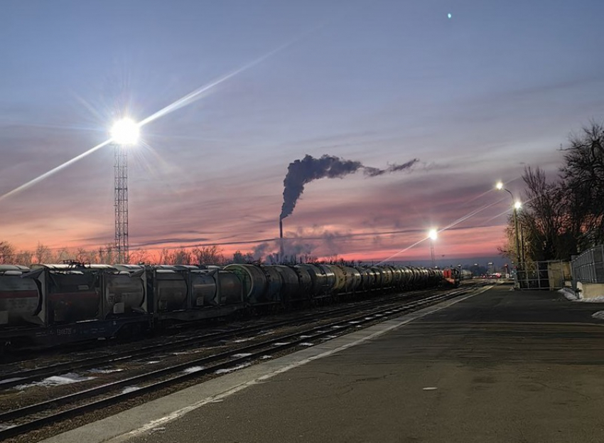 Из-за атаки украинского БПЛА на железную дорогу поезд из Москвы в Волгодонск задержался в пути