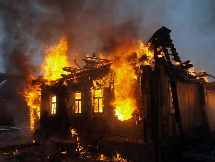 Сгорело двухэтажное здание в Дубовском  районе