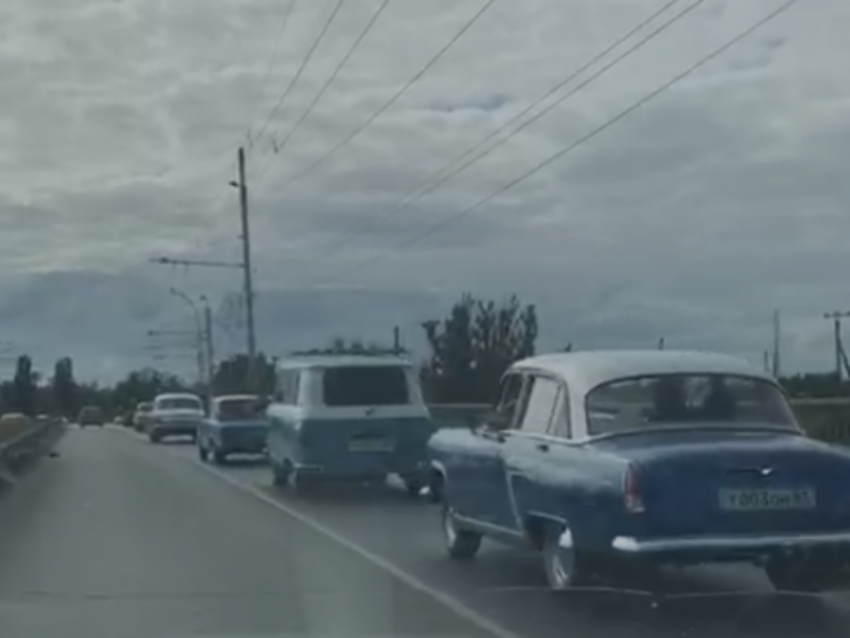 Ретро-парад: колонна раритетных автомобилей шествует по дорогам Волгодонска