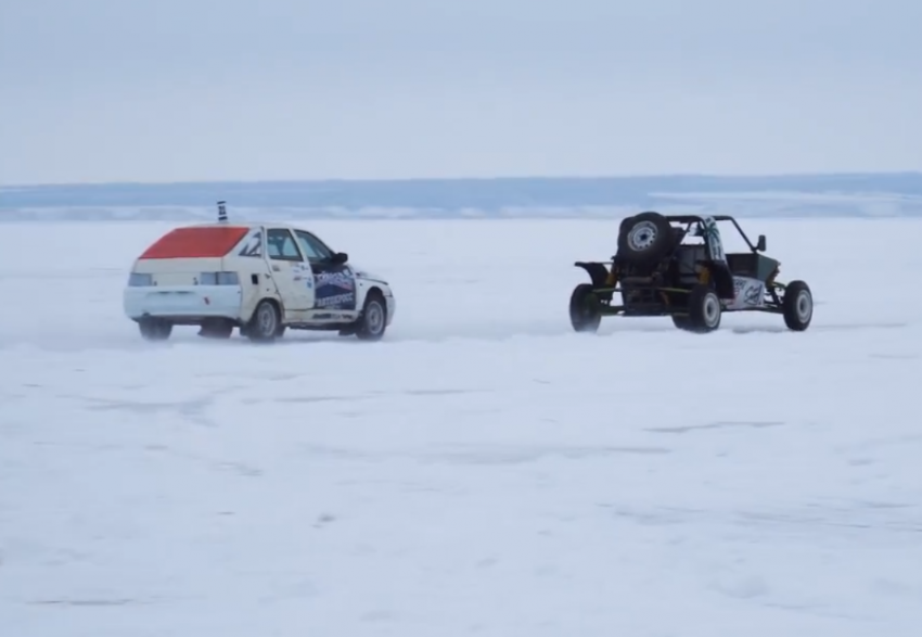 Десятки машин и квадроциклов устроили дрифт на льду Цимлянского водохранилища в Волгодонске 