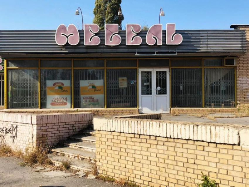 Мебельный магазин у кольца на Первомайском вместе с автомобилем его владельца выставили на торги в Волгодонске 