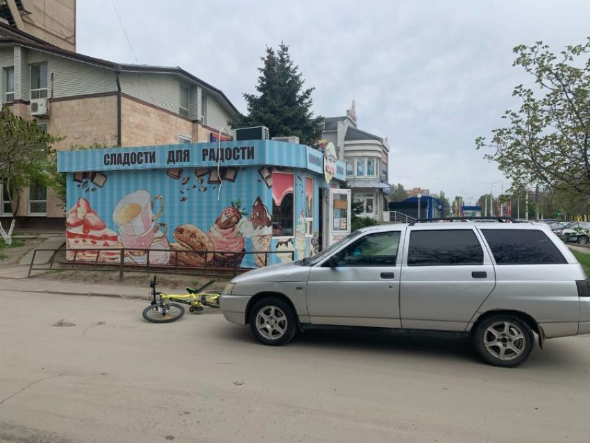 Подросток на велосипеде угодил под колеса автомобиля на Энтузиастов в Волгодонске 