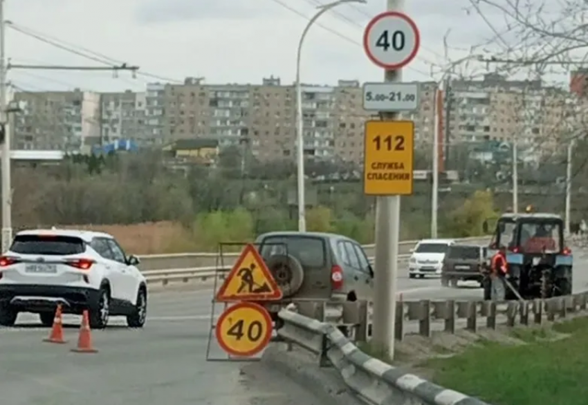 Яму - убийцу машин  на путепроводе наконец взялись устранять