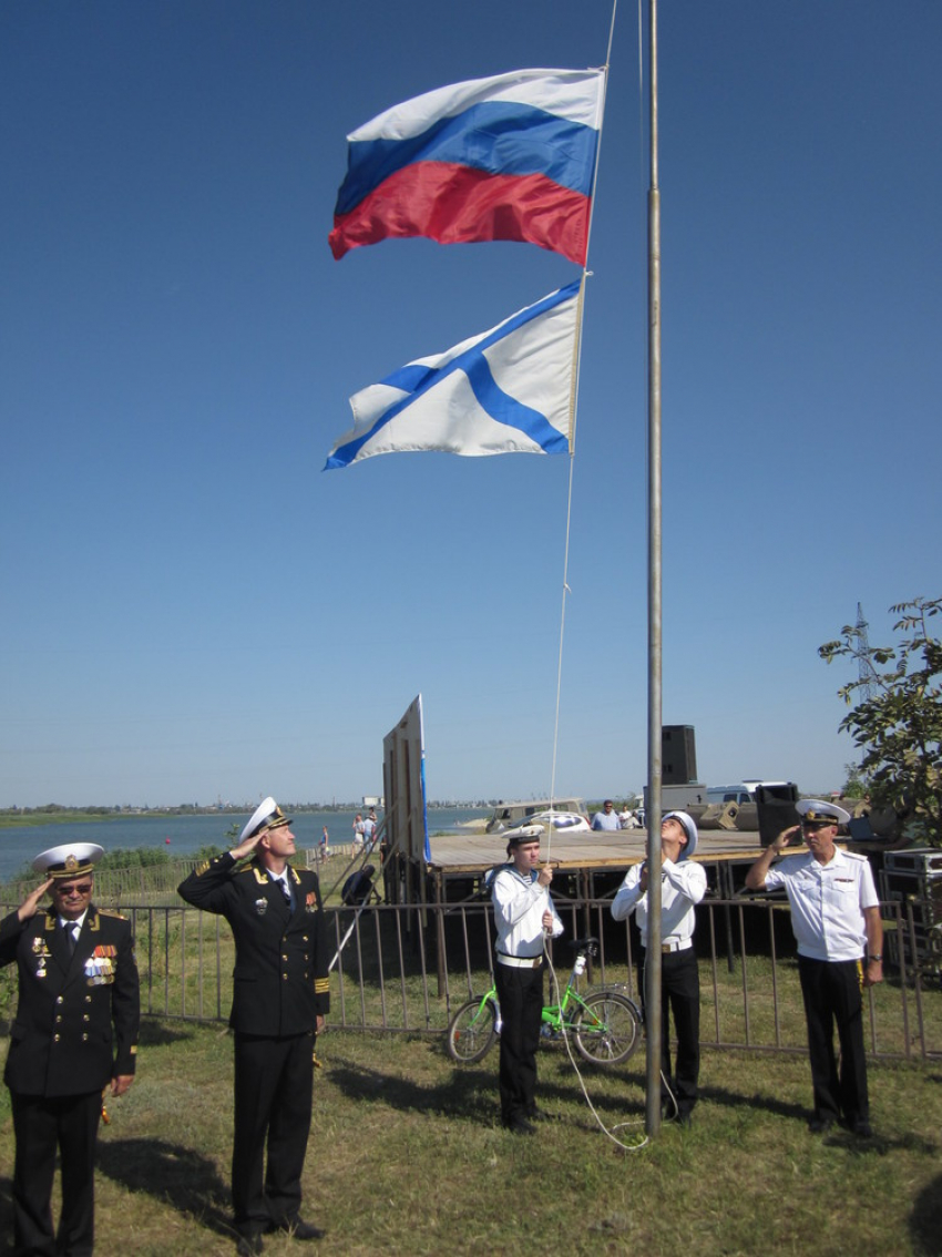 В честь своего праздника моряки подняли над Волгодонском флаги России и ВМФ