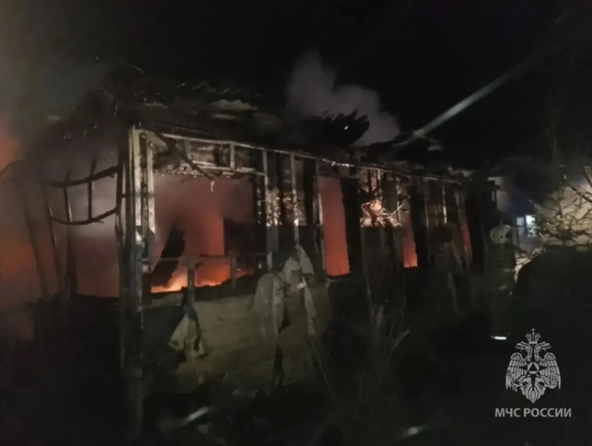 Брат и сестра госпитализированы с ожогами после пожара в Цимлянском районе