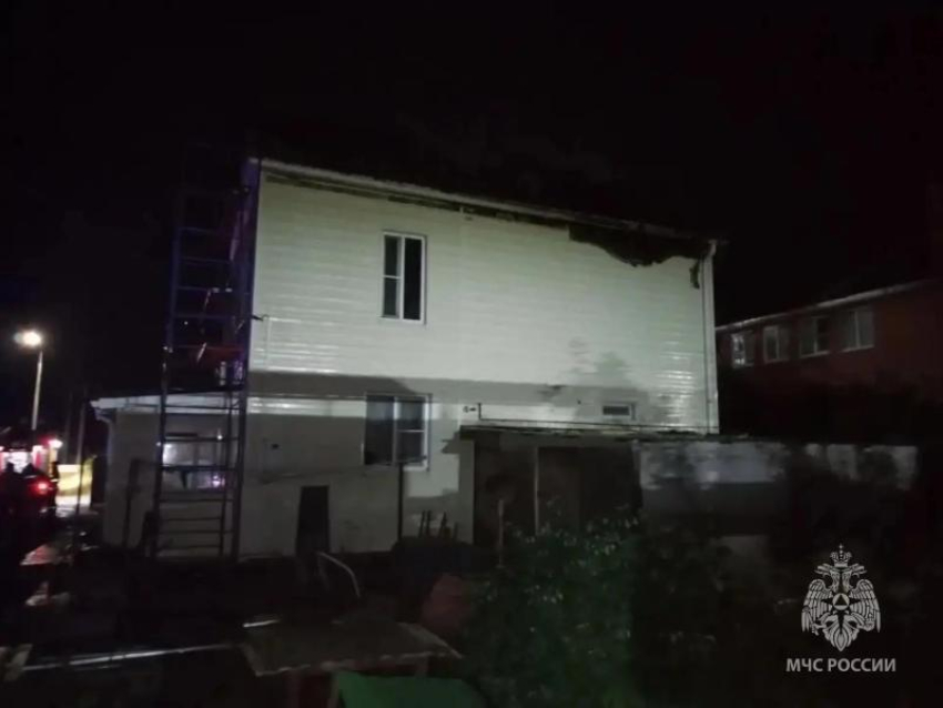 В Волгодонске молния ударила в дом и загорелась кровля