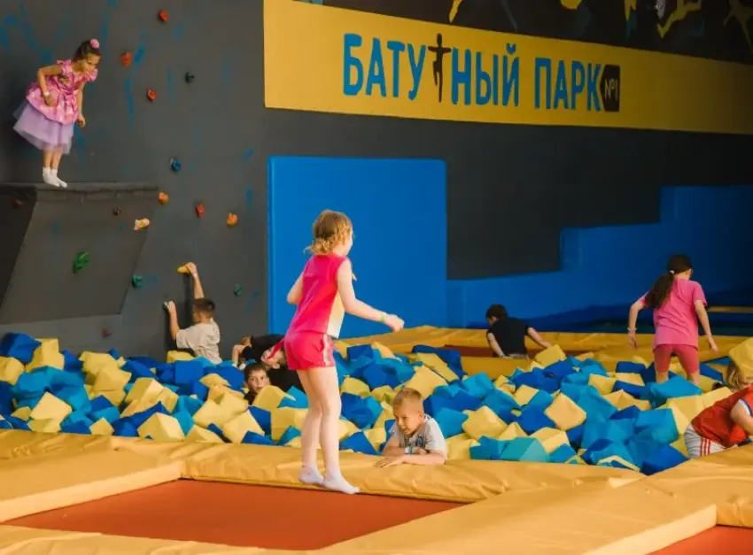 Прыгай до небес — ешь бесплатно: мега-комбо акция от «Батутного Парка №1» и «Пицца Парка»