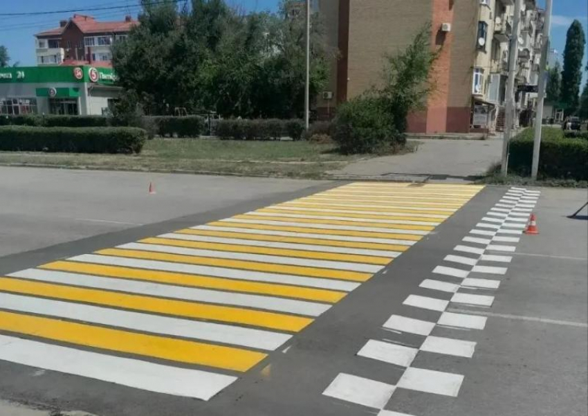 В приоритете — безопасность: в Волгодонске устанавливают новые «лежачие полицейские» и обновляют разметку