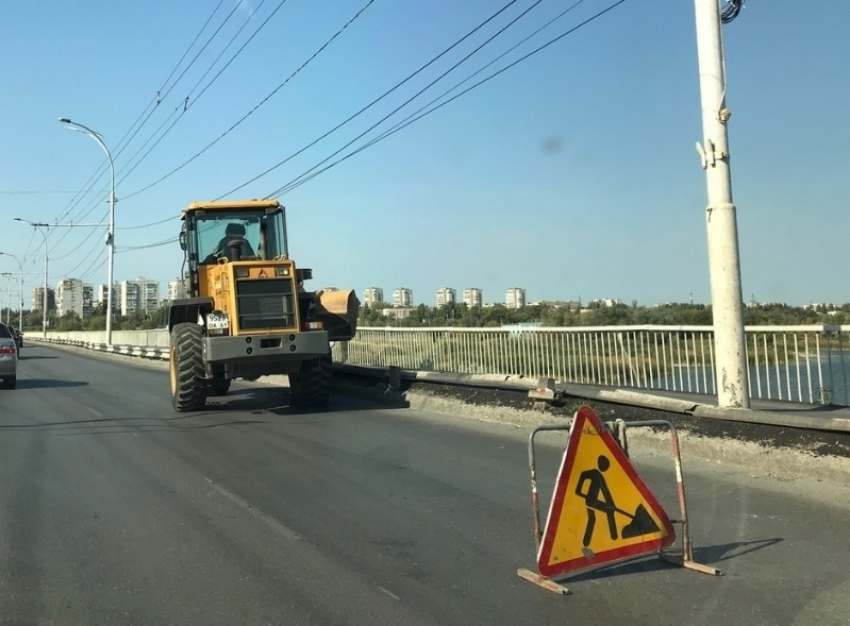 На путепроводе приступили к замене отбойного бруса