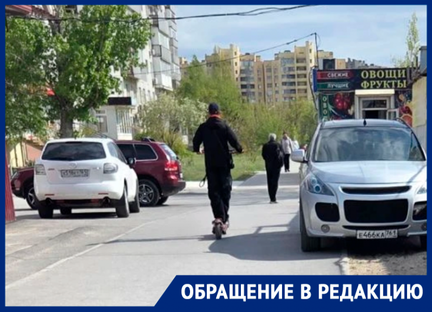 Водители «захватили» тротуар у торговой площади: волгодонцы в ярости от стихийной парковки на проспекте Строителей 
