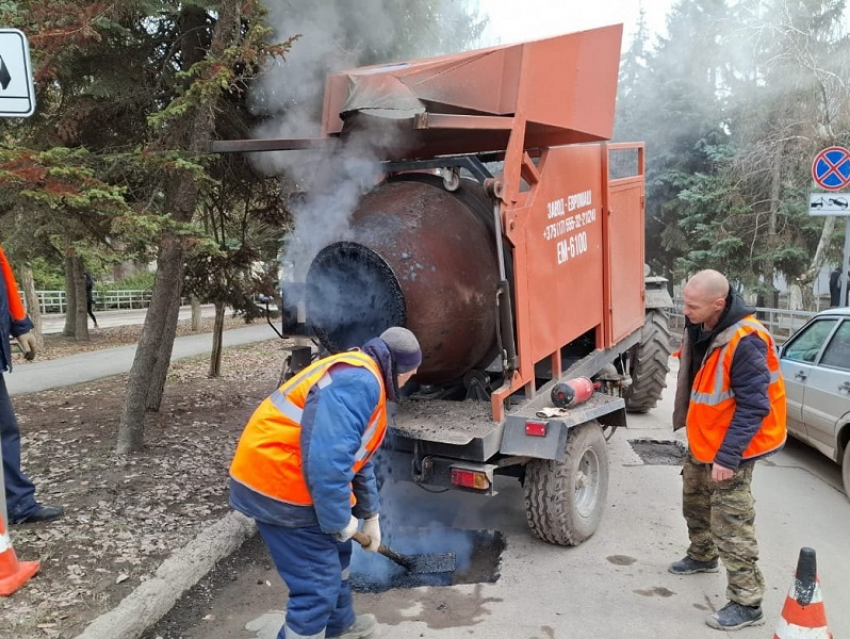 На улице Ленина заделали глубокие ямы на дороге