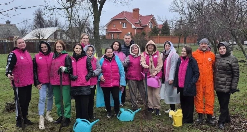 В лицее №1 Цимлянска высадили 10 саженцев миндаля в рамках акции «Подари дерево»