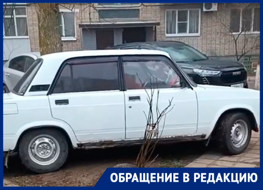 «Жигуль» колесит по тротуару и ломает молодые деревья: жители в гневе от поведения «автохама» на улице 30 лет Победы