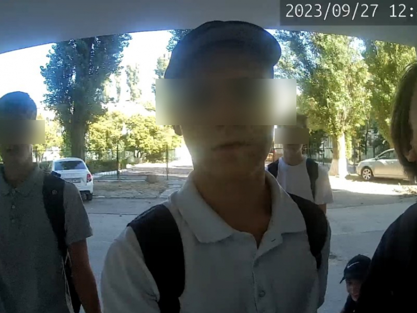 «Умный дом» проработал недолго: школьник ударил кулаком по камере домофона