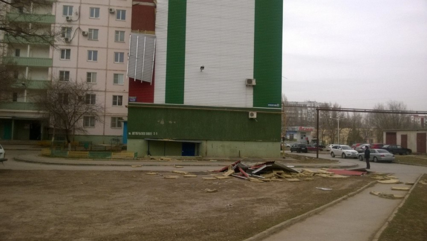 В Волгодонске сильный ветер сорвал обшивку с многоэтажки на Октябрьском шоссе