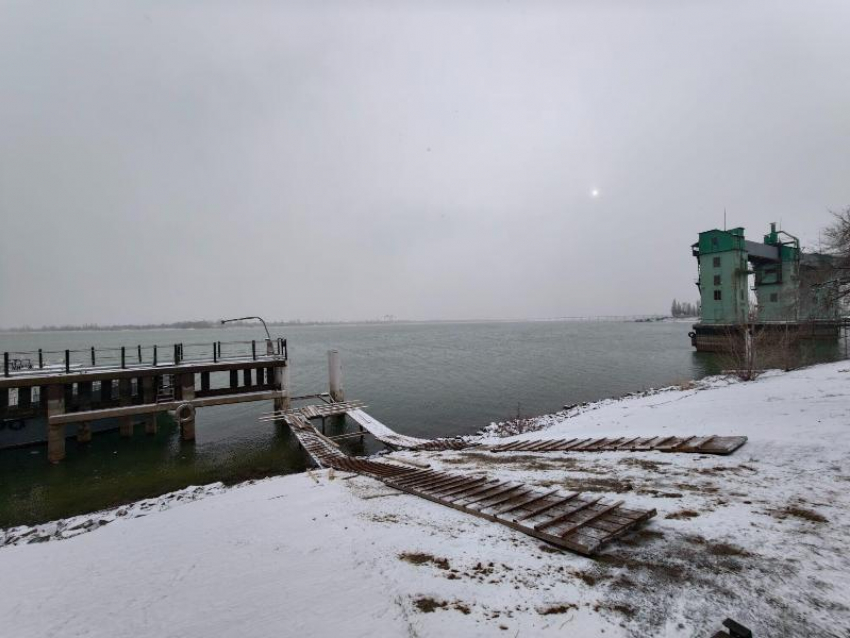 Волгодонск готовится к Крещению: в городском порту приступили к возведению купели