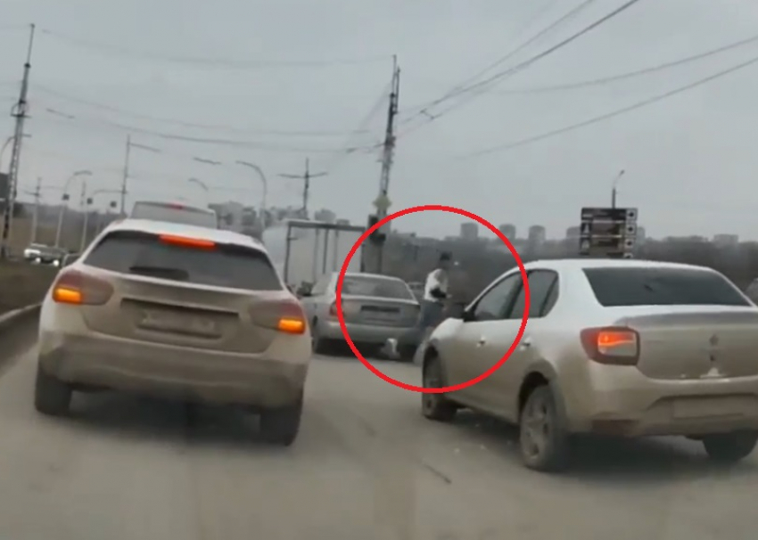 Смерти вопреки: дерзкий паренек устроил забег поперек потока машин на проспекте Строителей