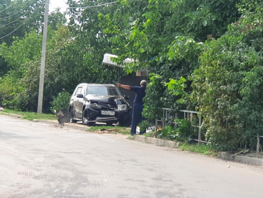 За счет виновного в ДТП водителя администрация планирует отремонтировать остановку на Пионерской