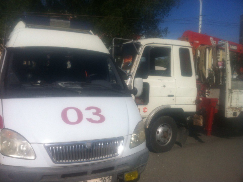 В центре Волгодонска эвакуатор протаранил карету скорой помощи