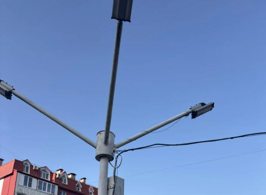 Вечносияющий фонарь на Октябрьском шоссе наконец-то починили 