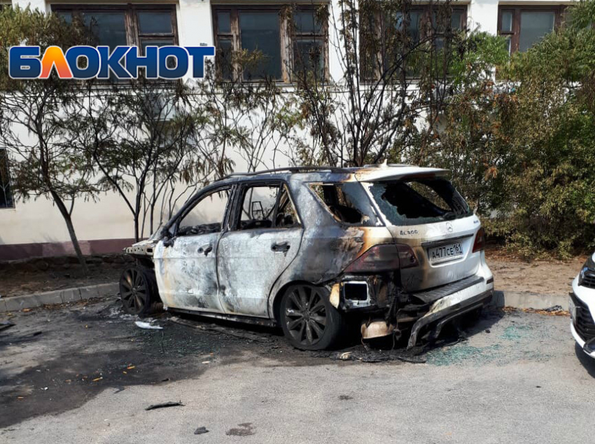 В Волгодонске в «Санта-Барбаре» взорвался и сгорел «Мерседес»
