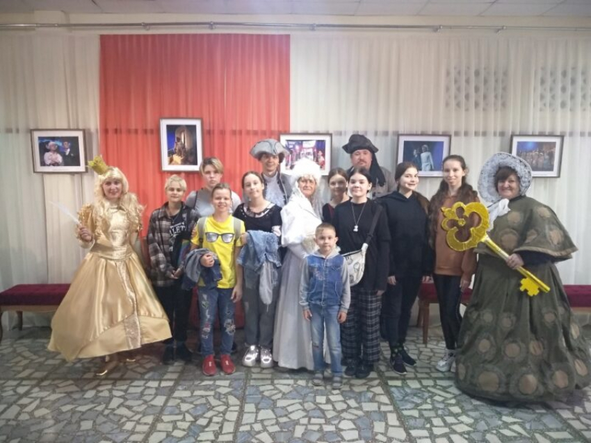 Волгодонским школьникам устроили экскурсию в театральное закулисье