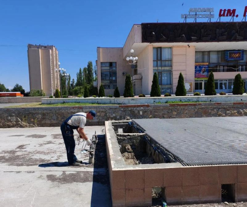 Началось: подрядчик приступил к ремонту светомузыкального фонтана перед ДК Курчатова