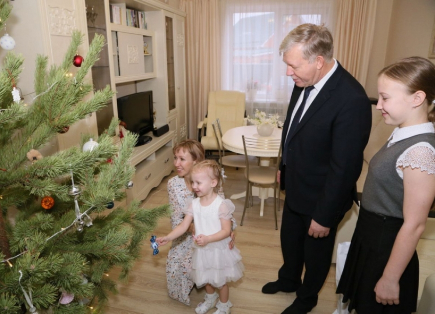 «Будем ждать папу с победой»: глава администрации Волгодонска поздравил детей, чьих родственников мобилизовали